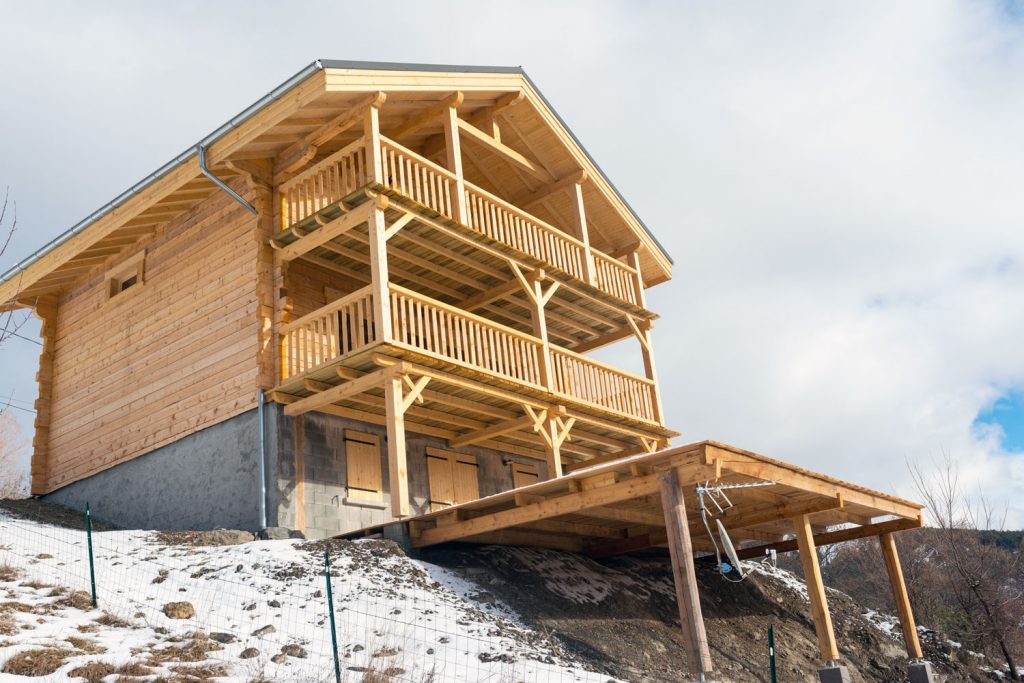 Barcelonette Chalet roumanie maison en bois habitable pas cher construction chalets tarif 2020